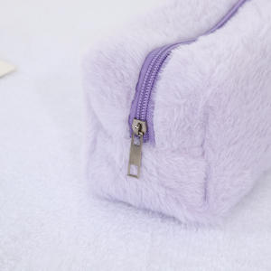 Organisateur de maquillage pliable haut de gamme en peluche avec fermeture éclair pour sac, rangement multi-couches, poignée souple et design mignon - Product Image 3