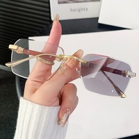 Lunettes de soleil photochromiques sans monture, branches effet bois, ferrures dorées, verres dégradés UV400, style tendance, vente en gros, logo personnalisé