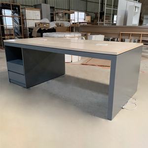 Exhibidor de Madera para Accesorios de Telefonía Móvil, Diseño de Mostrador con Pantalla Gris para Productos Digitales - Product Image 1