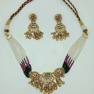 Ensemble de collier ras-de-cou traditionnel en argent multicolore perlé avec pierre verte centrale et pendentifs, et boucles d'oreilles assorties - Product Image 2