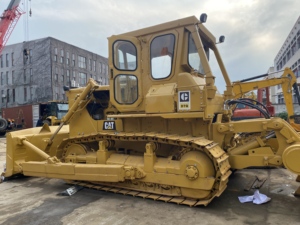 Bulldozer sur chenilles Tough Built D7G d'occasion, équipé d'un ripper, prêt à déplacer des débris et à assembler des terrains. - Product Image 1