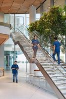 Escalier droit en bois préfabriqué à double poutre pour usage résidentiel avec garde-corps en verre