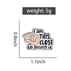 Gesto della mano "questo vicino" spilla-frase inglese creativa in metallo - Product Image 6