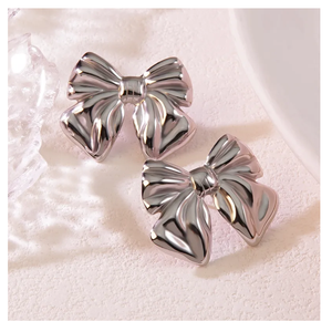 ต่างหูโบว์สีทองและสีเงินสำหรับผู้หญิงต่างหูโบว์น่ารักของขวัญตรงจากผู้ผลิตอินเดียตามสั่ง - Product Image 4