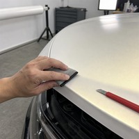 Film de protection de peinture automobile (PPF) personnalisé en gros avec logo, film de changement de couleur mat blanc-à-or pour voitures de luxe