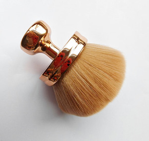 Spazzola per il trucco Kabuki con testa a fungo 2024 alla moda Super morbida elettrolitica viso <span class=keywords><strong>di</strong></span> <span class=keywords><strong>donna</strong></span> Kabuki spazzola a ventaglio singolo con Logo <span class=keywords><strong>di</strong></span> etichettatura - Product Image 2