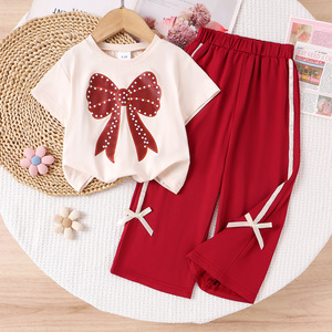 Completo Estivo 2026 per <span class=keywords><strong>Bambina</strong></span>: Top Bianco con Fiocco e <span class=keywords><strong>Pantaloni</strong></span> Rossi in Cotone Traspirante - Product Image 1