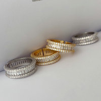 Bague en zircon ajourée à double rangée de zircons pavés, exquise et intemporelle, cadeau idéal ou souvenir personnel.