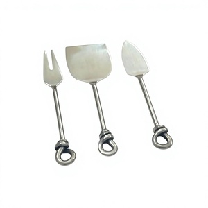 Juego de espátulas para queso y mantequilla de metal plateado hechas a mano con mango curvo, utensilios de cocina de acero inoxidable para mesa, cuchillos elegantes - Product Image 1