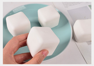 Juguete Antiestrés de Tofu de Levantamiento Lento NHD O-241, Cubo Educativo 3D de 5.5cm, Juguete Sensorial Realista de Repostería para Apretar, Mochi para Jugar - Product Image 5