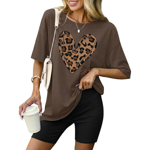 Camiseta holgada con estampado de leopardo y corazón para mujer, conjunto informal de manga corta con cuello redondo, pantalones cortos por encima de la rodilla, conjunto de 2 piezas para primavera y verano - Product Image 1