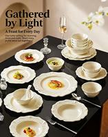 Service de table en céramique gaufrée française, blanc crème, assiettes et bols, motif floral vintage, vaisselle sûre pour la maison, la cuisine, les mariages et la décoration de table.