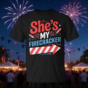 T-shirt She's My Firecracker pour couples, design patriotique du 4 juillet, imprimé rouge, blanc et bleu, taille adulte unisexe - Product Image 3