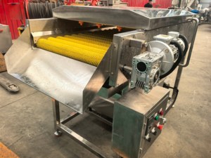 Máquina Motorizada de Acero Inoxidable para Lavar y Pelar Frutas y Verduras con Cepillos Paralelos, 2500W de Potencia y Capacidad de 500-2000kg/h - Product Image 3