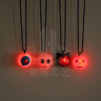 Pendentif de voiture LED Halloween en forme de crâne oscillant, à suspendre au rétroviseur, pour décoration intérieure et cadeaux de fête
