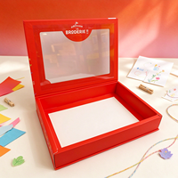 Boîte cadeau rouge personnalisée à rabat, en carton rigide, avec fenêtre transparente, illustration colorée et plateau blanc pour artisanat, jouets et cadeaux