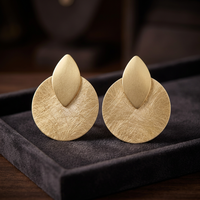 Boucles d'oreilles pendantes unisexes en laiton plaqué or géométriques de Soumya Creations - Bijoux tendance pour les fêtes en provenance du Rajasthan