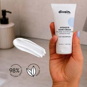 Divain Care Crema Mani Intensiva 50 Ml ad Assorbimento Rapido con Burro di Karité, Olio di Mandorle Dolci e Acido Ialuronico - Product Image 2