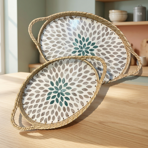Plateau de service ovale en bambou LORD avec motif de feuilles et poignées à fleurs turquoise pour la décoration de table, modèle LV61617 - Product Image 3