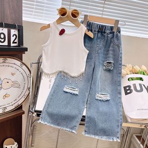 Ensemble chic coréen été 2026 pour filles : débardeur à pompons et pantalon en jean déchiré – Ensemble deux pièces pour enfants - Product Image 4
