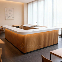 Meubles de restaurant modernes, comptoir de bar en bois en forme de L avec éclairage LED, comptoirs de bar commerciaux en surface solide pour café