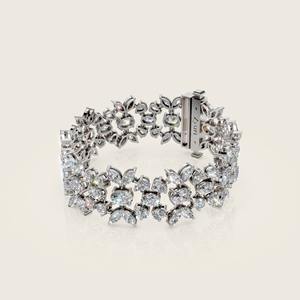 Bracelet classique en or avec diamants floraux et sertissage inspiré des feuilles pour femmes, bijoux fins - Product Image 5