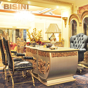 Scrivania da Ufficio in Stile Barocco Classico con Intagli in Legno Argento e Oro, con Sedia in <span class=keywords><strong>Pelle</strong></span> Abbinata - Product Image 1