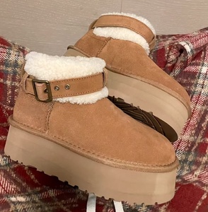 รองเท้าบูทหิมะ UGG แบบหนาพิเศษ พร้อมซับในเพิ่มความอบอุ่นและความสบาย  ตกแต่งด้วยโลหะและขนแกะ  สำหรับผู้หญิง  แบบสั้น  บุด้วยผ้าฝ้าย - Product Image 1