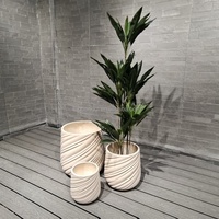 Set Pot Bunga Keramik Modern Dengan Desain Berpilin, Finishing Mengkilap, Pot Tanaman Indoor Gaya Minimalis Warna Beige