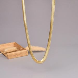 قلادة 8 سلسلة ثعبان مبالغ فيها للنساء قلادة فاخرة مطلية بالذهب من الفولاذ المقاوم للصدأ على الطراز الكلاسيكي - Product Image 3