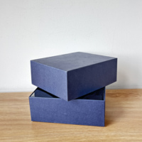 Caja de papel moderna de dos piezas con panel de visualización transparente y un sofisticado acabado azul marino para el embalaje de productos electrónicos y dispositivos tecnológicos.