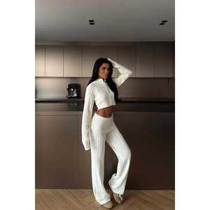 Conjunto Deportivo de Punto con Detalle de Botones Blancos - Product Image 2