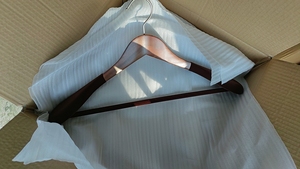 <span class=keywords><strong>Appendiabiti</strong></span> in legno antiscivolo all'ingrosso, con spalle in velluto floccato, per abiti di lusso - Product Image 5