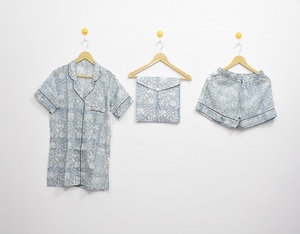 Pyjama court en coton imprimé à la main par des artisans indiens, col rabattu boutonné, pour femmes. - Product Image 2