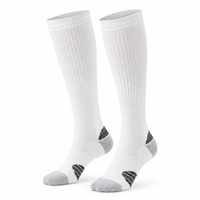 Chaussettes de tennis compressives et amortissantes pour femmes, avec semelle en tissu éponge, absorption des chocs, soutien du mollet, motif lettres color block, chaussettes amincissantes