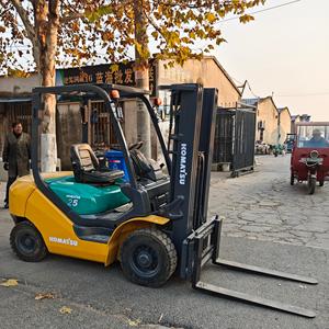 Montacargas Diésel Komatsu FD25 de Segunda Mano, 2.5 Toneladas, con Desplazador Lateral Hidráulico y Neumáticos Sólidos, en Buen Estado - Product Image 3