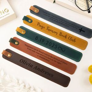 Marcapáginas de Cuero Genuino Personalizado, Regalo Educativo Clásico para Amantes de los Libros, Marcador de Páginas Reutilizable con Grabado y Clip Hecho a Mano - Product Image 1