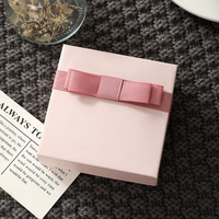 Boîte à bijoux haut de gamme en carton carré avec couvercle supérieur et inférieur à nœud papillon, idéale pour bagues, colliers et bracelets ; Nouveauté très demandée