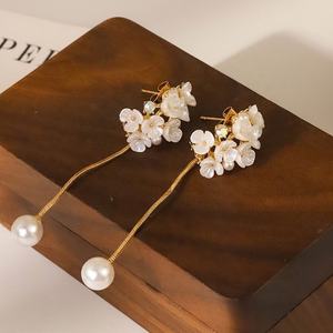 Boucles d'oreilles longues en deux parties de style français tendance, serties de diamants, avec des perles et des glands, plaquées or, avec une touche haut de gamme - Product Image 4