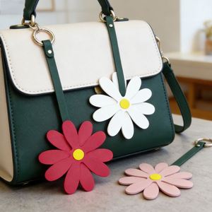 พวงกุญแจดอกเดซี่หนัง PU สวยงามสไตล์วินเทจ ของตกแต่งกระเป๋าถือ - Product Image 1