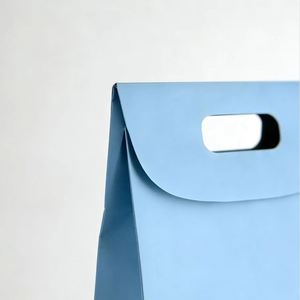 Sacs en papier kraft bleu personnalisés avec poignées découpées, recyclables et adaptés aux pâtisseries, aux collations et aux articles similaires. - Product Image 2