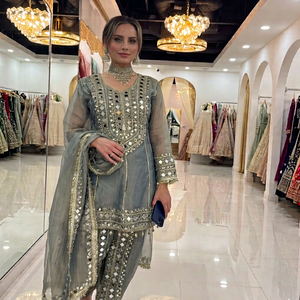 Ensemble de robes de mariée traditionnelles indiennes et pakistanaises pour femmes, coupe ample, longueur au sol, brodées, gris, polyester, style longueur cheville - Product Image 1