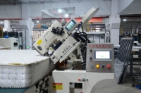 Machine automatique de couture de bordure de matelas avec bras robotique et rotation à 90 degrés pour les coins