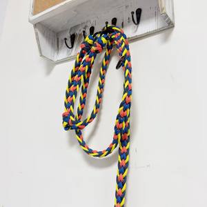 Laisse pour animaux de compagnie tressée à la main de qualité supérieure, colorée, en paracorde robuste avec <span class=keywords><strong>crochet</strong></span> pour des promenades élégantes - Product Image 3