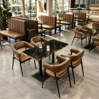 Chaise de restaurant rembourrée en cuir, structure en métal noir, sièges commerciaux pour café, mobilier de bistrot personnalisable, fabricant