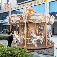 Manège de Luxe Européen Nova Rides, 16 Places, pour Enfants, Balançoire Blanche CTD-16-Gold, Modèle « Ride the Merry Go Round »