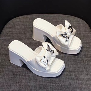 รองเท้าส้นสูงแบบสวมสำหรับผู้หญิง ไซส์ใหญ่ ดีไซน์หรูหรา หัวเหลี่ยม ส้นหนา ประดับโบว์ แฟชั่นใหม่ล่าสุดสำหรับฤดูร้อน เหมาะสำหรับใส่ออกนอกบ้าน - Product Image 4