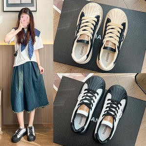 Vente en gros de chaussures décontractées blanches souples avec logo personnalisé pour femmes baskets plates à fond épais en cuir artificiel pour femmes - Product Image 5