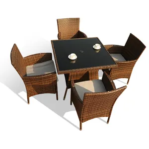 Set di mobili da esterno per tutte le stagioni Set da pranzo per Patio in vimini da 5 pezzi con sedie imbottite in Rattan e tavolo in vetro temperato
