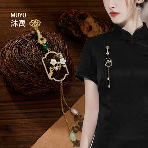 Muyu Plum Blossom Brooch For Cheongsam Hanfu Decoration Women Traditional Chinese Style Gold With Pearl Tassel - Product Image 1
